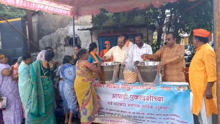नंदवाळमध्ये आषाढी एकादशीनिमित्त वारकऱ्यांना फराळ वाटप; अखिल भारत हिंदू महासभेचा स्तुत्य उपक्रम