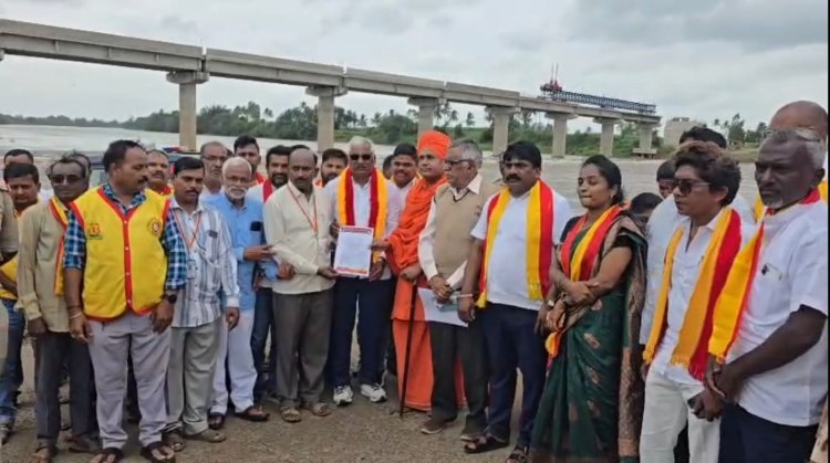 इचलकरंजीच्या राधाकृष्ण पाणी प्रकल्पाला विरोध; कल्लोळमध्ये ग्रामस्थांचे आंदोलन, कर्नाटक सरकारला निवेदन