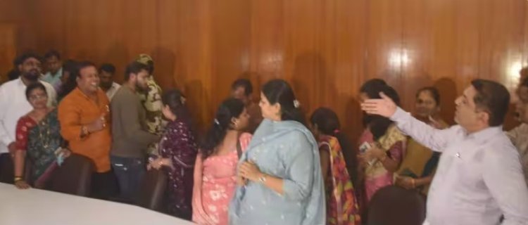 नाशिकच्या खड्ड्यांवरून महापालिकेत गदारोळ; ठाकरे-शिंदे गट आमनेसामने, जोरदार शाब्दिक चकमक
