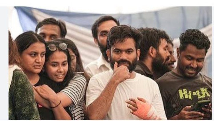 ‘कॉकरोच जनता पार्टी’च्या आंदोलनाचा थरार आता रुपेरी पडद्यावर; ‘The Accidental Cockroach Party’ चित्रपटाची घोषणा!