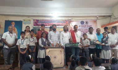 राजे साळुंखे चालुक्य राजवंश युवा प्रतिष्ठानतर्फे विद्यार्थ्यांना शालेय व क्रीडा साहित्य वाटप
