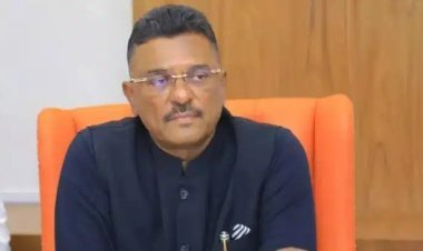 मुंबईसह महाराष्ट्रात रिक्षा-टॅक्सी चालकांना मराठी अनिवार्य; न आल्यास लायसन्सवर कारवाई! प्रताप सरनाईकांचा मोठा निर्णय