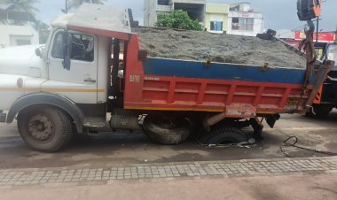 कोल्हापुरात करोडोंचा रस्ता खड्ड्यात? कळंबा रस्त्यावर डंपर थेट चेंबरमध्ये!