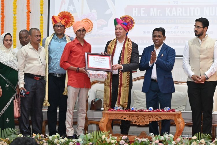 श्रद्धा इन्स्टिट्यूटच्या  वतीने NEET मधील गुणवंत विद्यार्थ्यांचा महामहिम कार्लिटो नुन्स यांच्या हस्ते गौरव