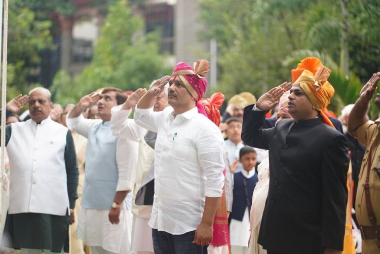 कोल्हापुरात स्वातंत्र्यदिनाचा उत्साह; पालकमंत्री प्रकाश आबिटकर यांच्या हस्ते ध्वजारोहण व मानवंदना