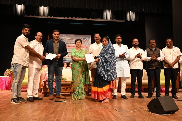 केशवराव भोसले नाट्यगृहात स्वच्छता आणि वर्कशॉप कर्मचाऱ्यांचा सत्कार संपन्न