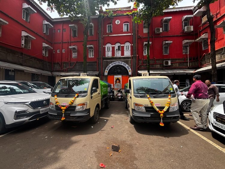 इंडसइंड बँकेकडून महानगरपालिकेस सीएसआर निधीतून दोन टिप्पर वाहन