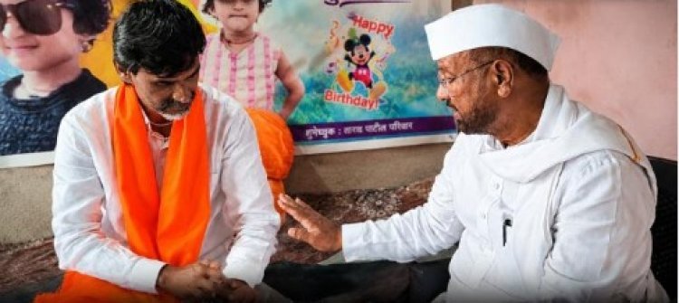 मनोज जरांगेंची सत्तारांसमोर एकनाथ शिंदेंबाबत नाराजी; अब्दुल सत्तार म्हणाले, ‘मी मित्र म्हणून आलोय’