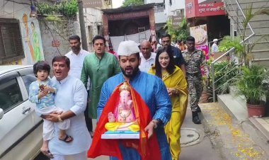 खासदार धनंजय महाडिक यांच्या निवासस्थानी बाप्पाचे उत्साहात आगमन; सर्वसामान्य आणि बळीराजासाठी बाप्पाच्या चरणी साकडे
