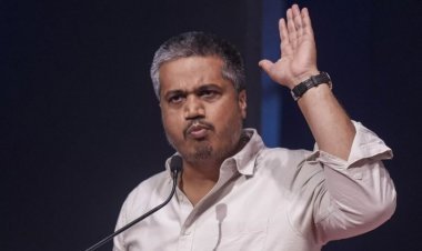 दुष्काळ जाहीर करा, विकासकामे थांबवून तो निधी शेतकऱ्यांसाठी वापरा; रोहित पवारांची सरकारकडे आक्रमक मागणी