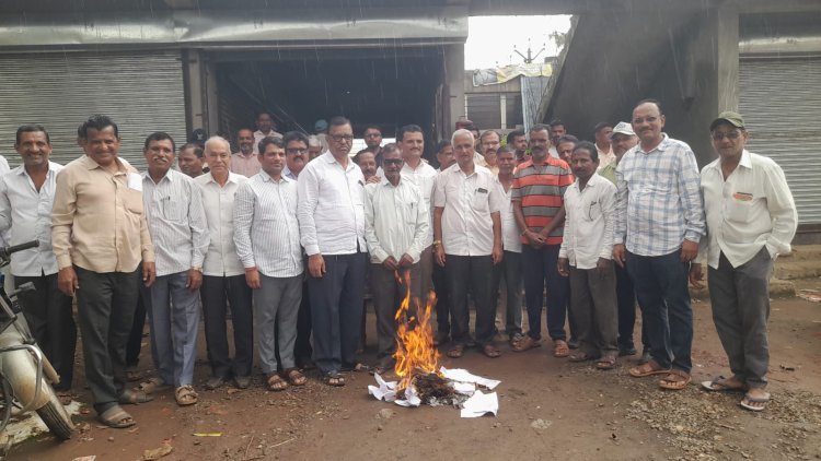 शिरोली दुमाला, गणेशवाडी, कसबा बीड मध्ये शक्तीपीठ महामार्गाच्या नोटिसांची होळी