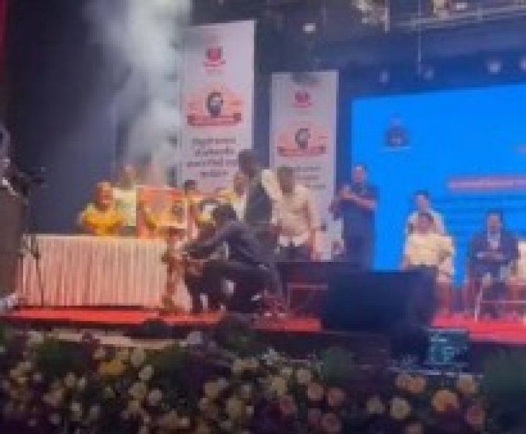 एकनाथ शिंदेंचं भाषण सुरू असतानाच मंचावरील समईने घेतला पेट; प्रताप सरनाईकांनी वेळीच आग विझवली