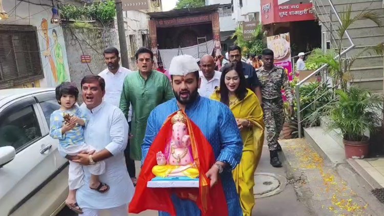 खासदार धनंजय महाडिक यांच्या निवासस्थानी बाप्पाचे उत्साहात आगमन; सर्वसामान्य आणि बळीराजासाठी बाप्पाच्या चरणी साकडे